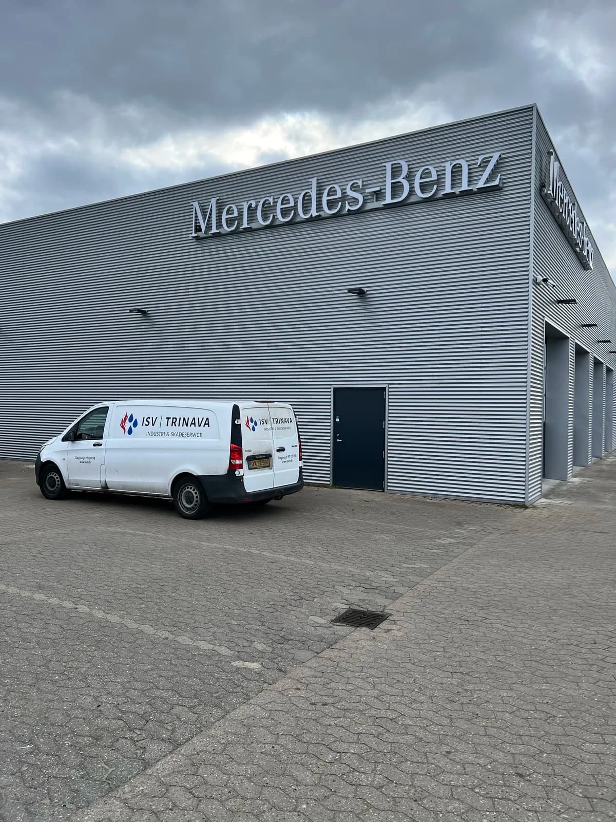 Facadebogstaver med Mercedes-Benz-logo monteret på profileret stålfacade