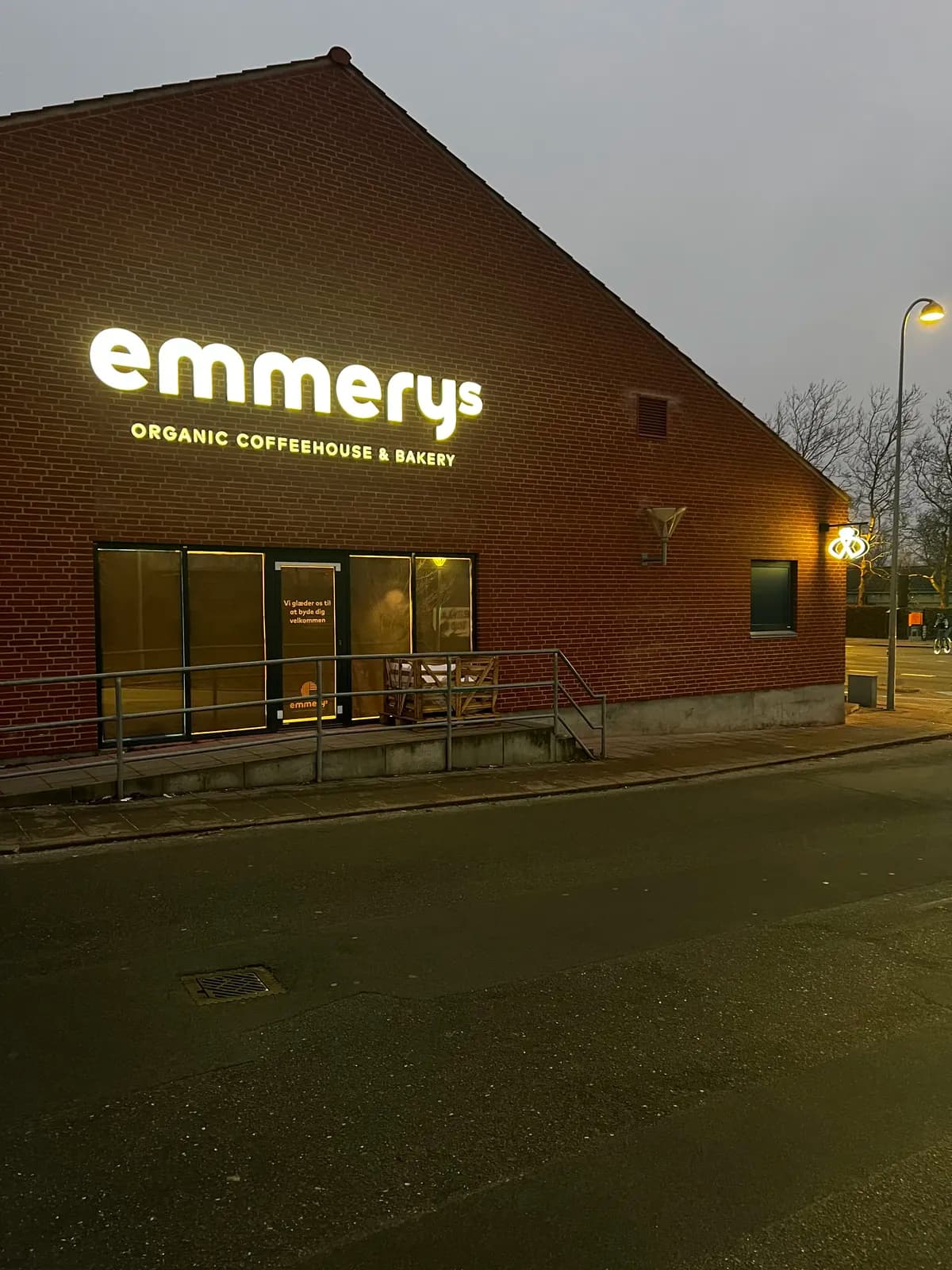 Facadebogstaver med LED-lys til Emmerys tændt i skumringen