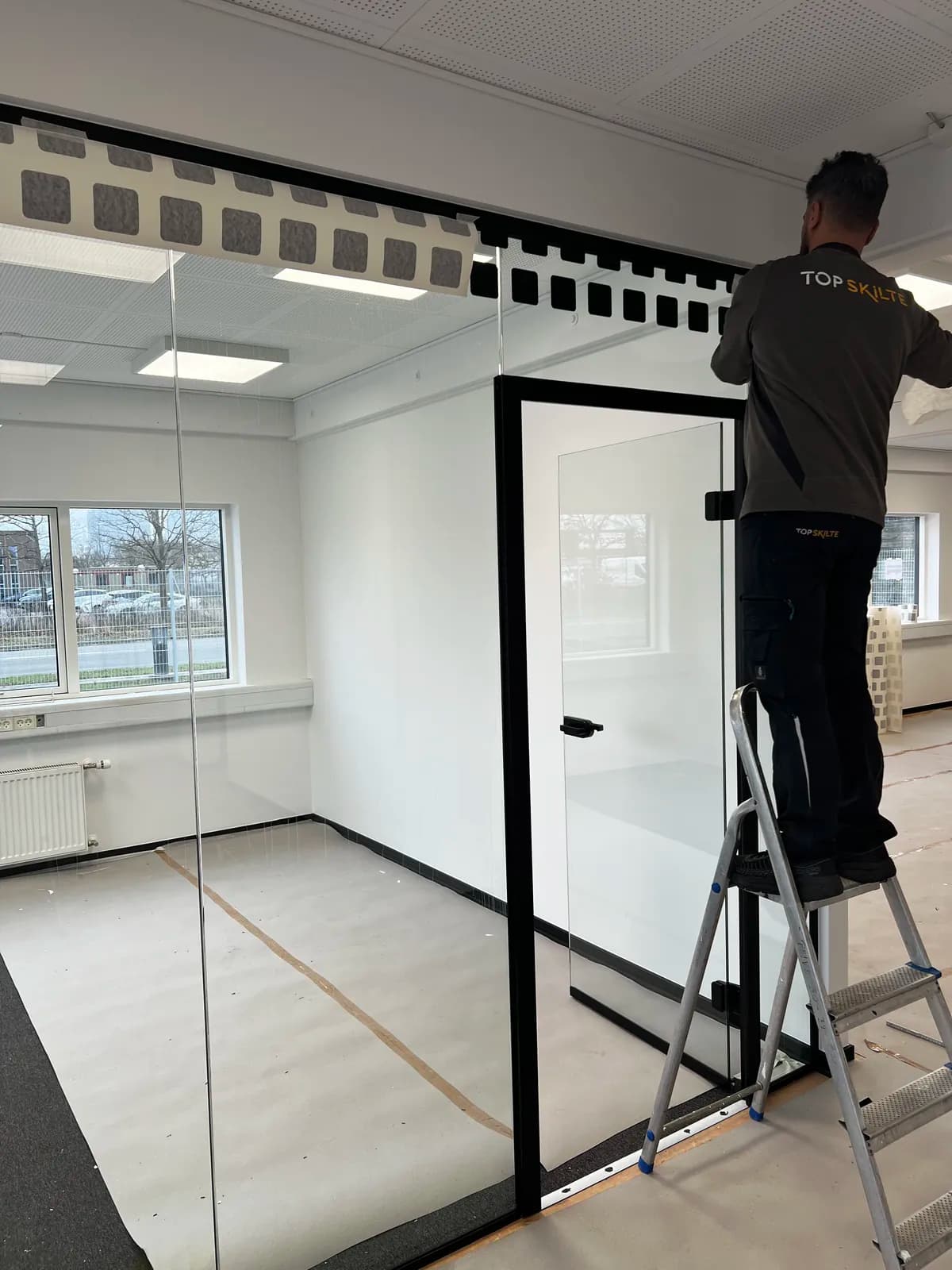 Montage af mønstret glasfolie på indvendigt glasparti