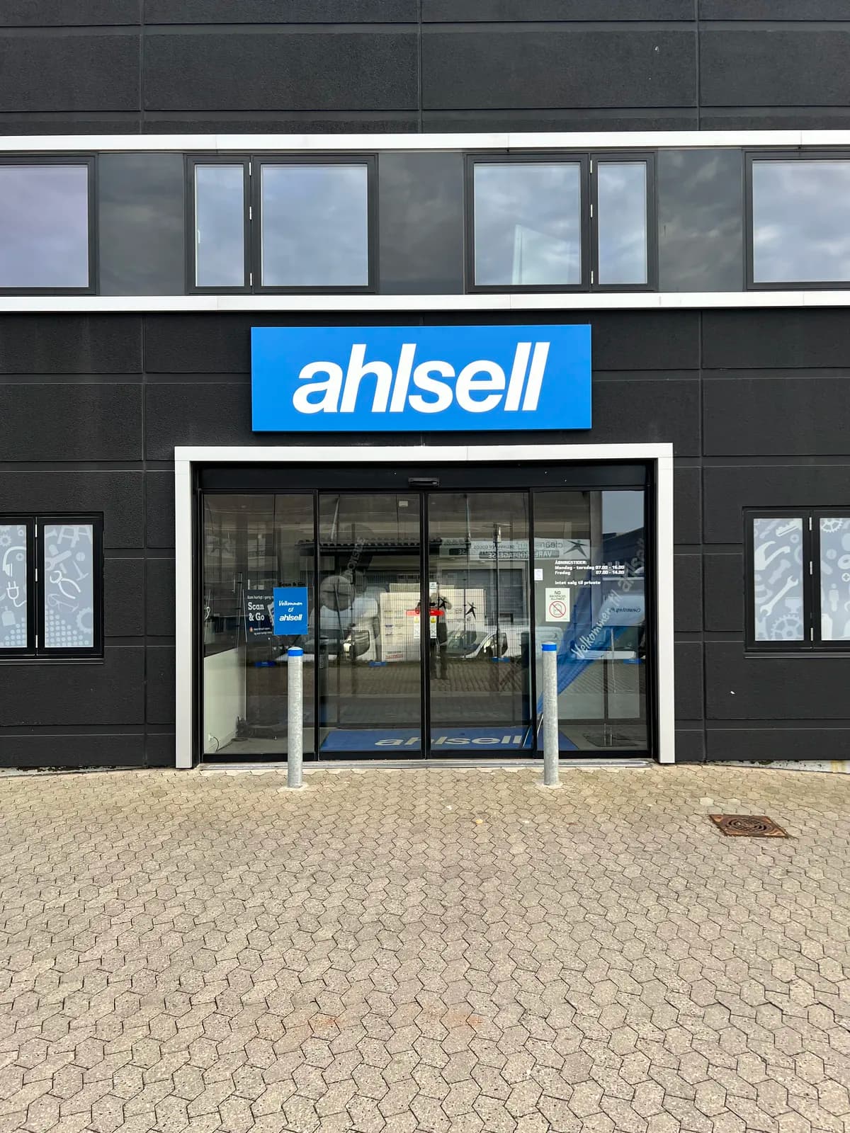 Facadeskilt og vinduesfolie til Ahlsell ved butikkens indgangsparti