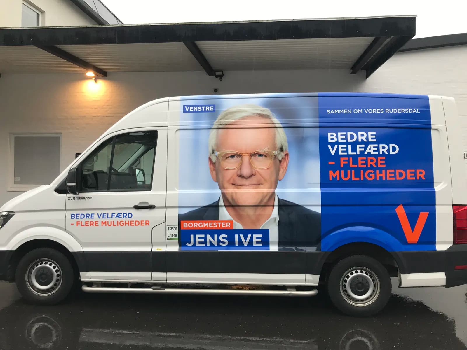 Foliedekoreret varevogn med valgkampagne for borgmester Jens Ive fra Venstre