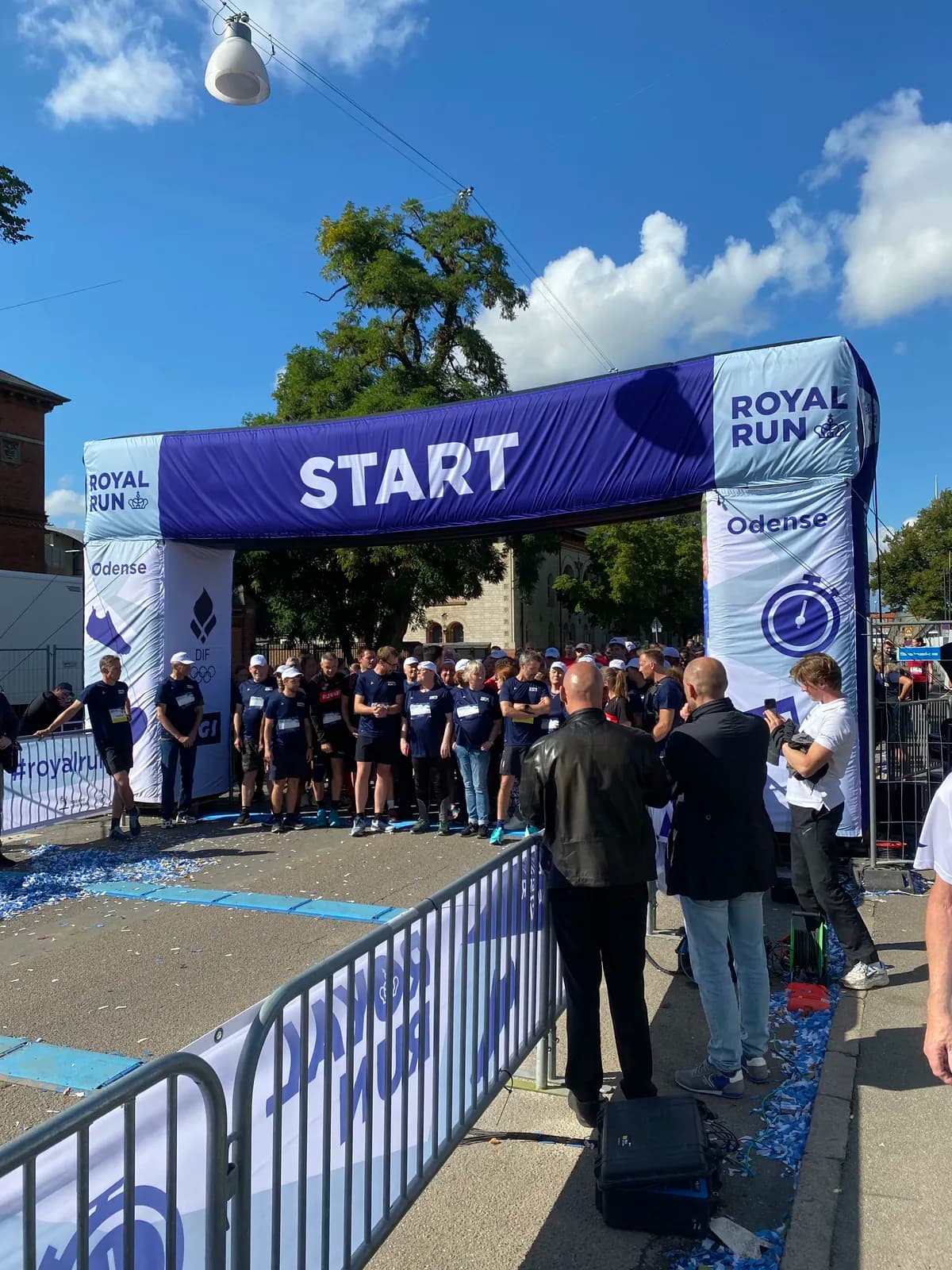 Oppustelig startportal og afspærringsbannere med eventgrafik til Royal Run i Odense