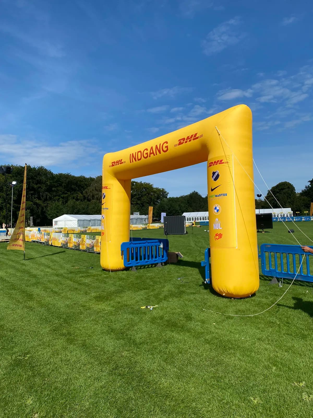 Oppustelig eventportal med DHL-branding og sponsortryk ved indgangen til DHL Stafetten