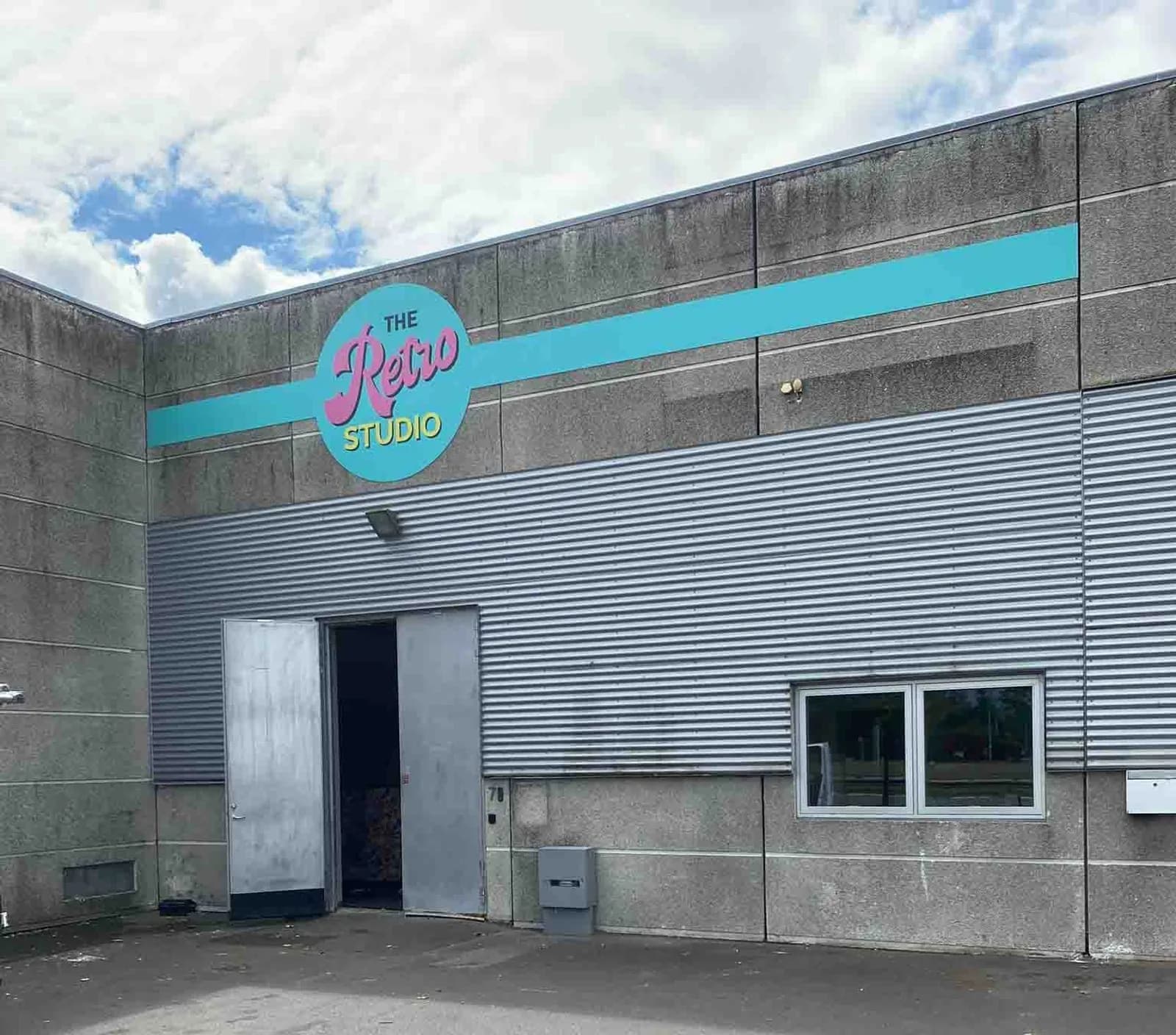 Facadeskilt på industribygning til The Petro Studio