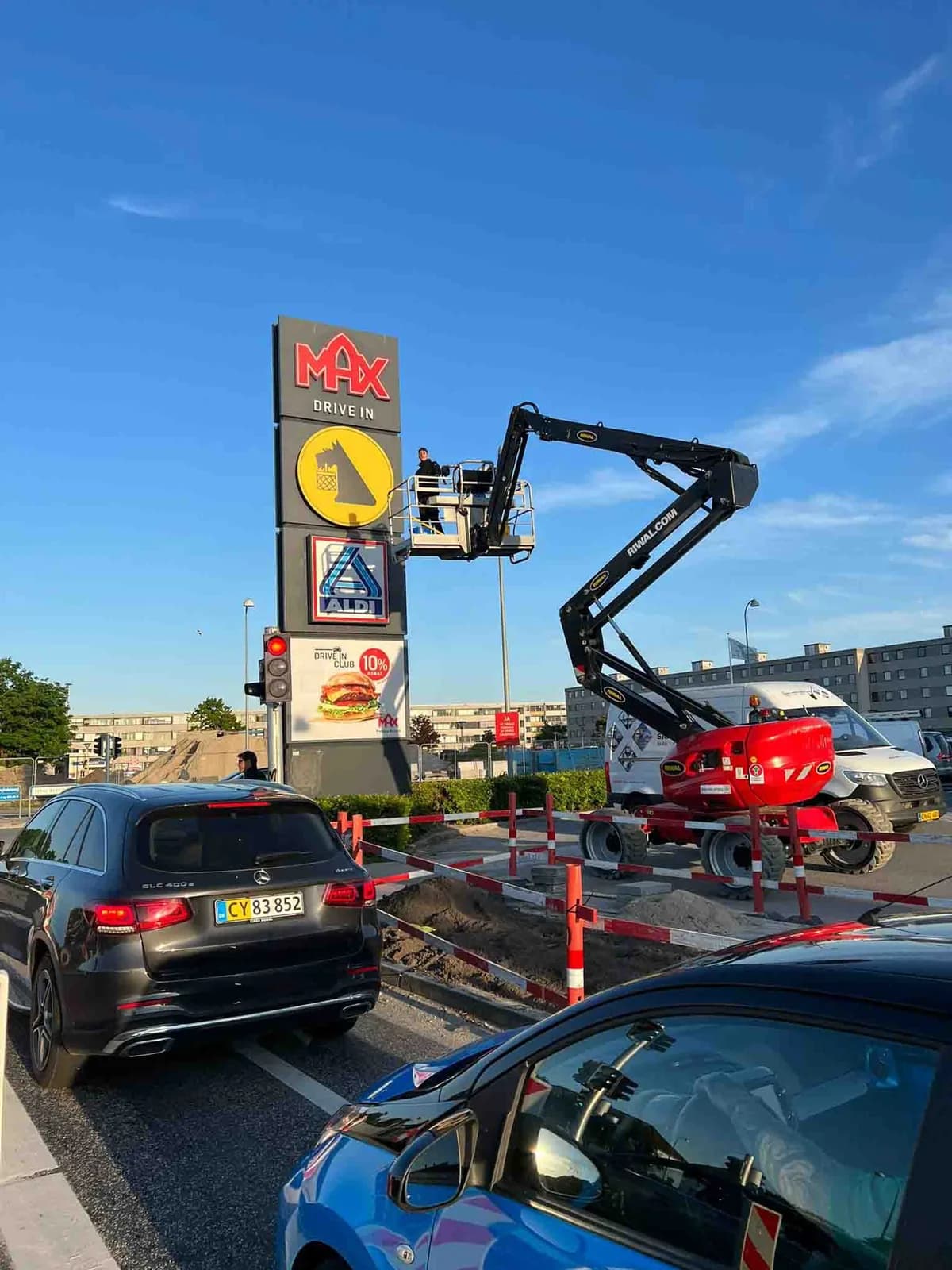 Servicering af høj flerbrugerpylon fra lift