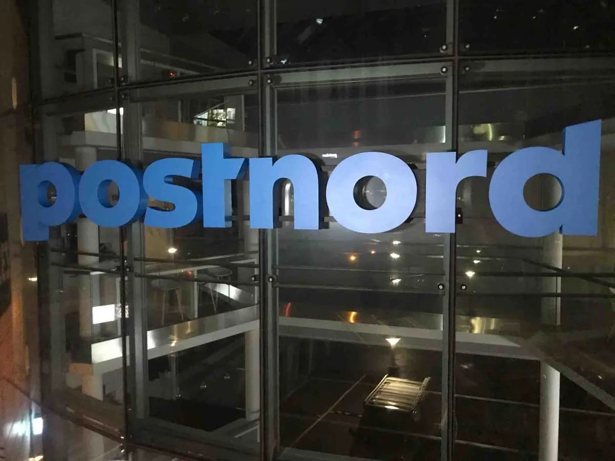 Facadebogstaver monteret på glasfacade hos PostNord