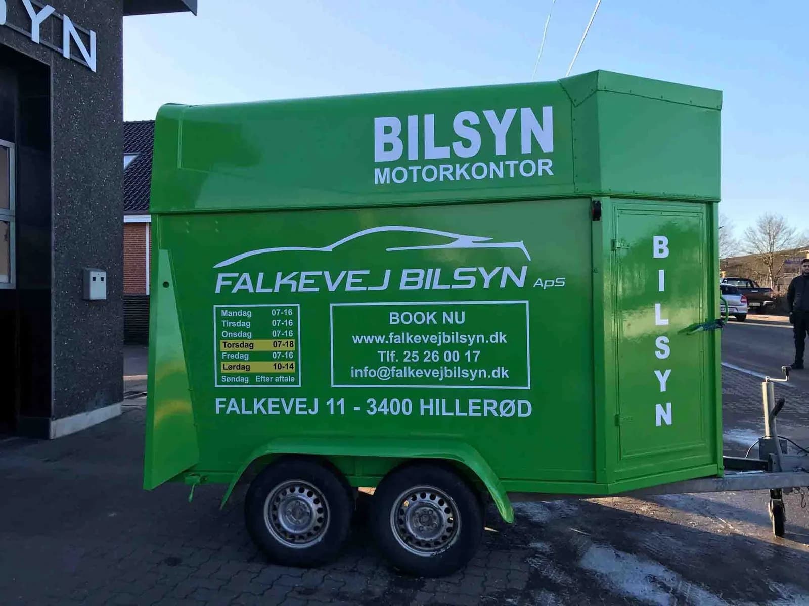 Trailer med fuld reklamedekoration til bilsynsvirksomhed