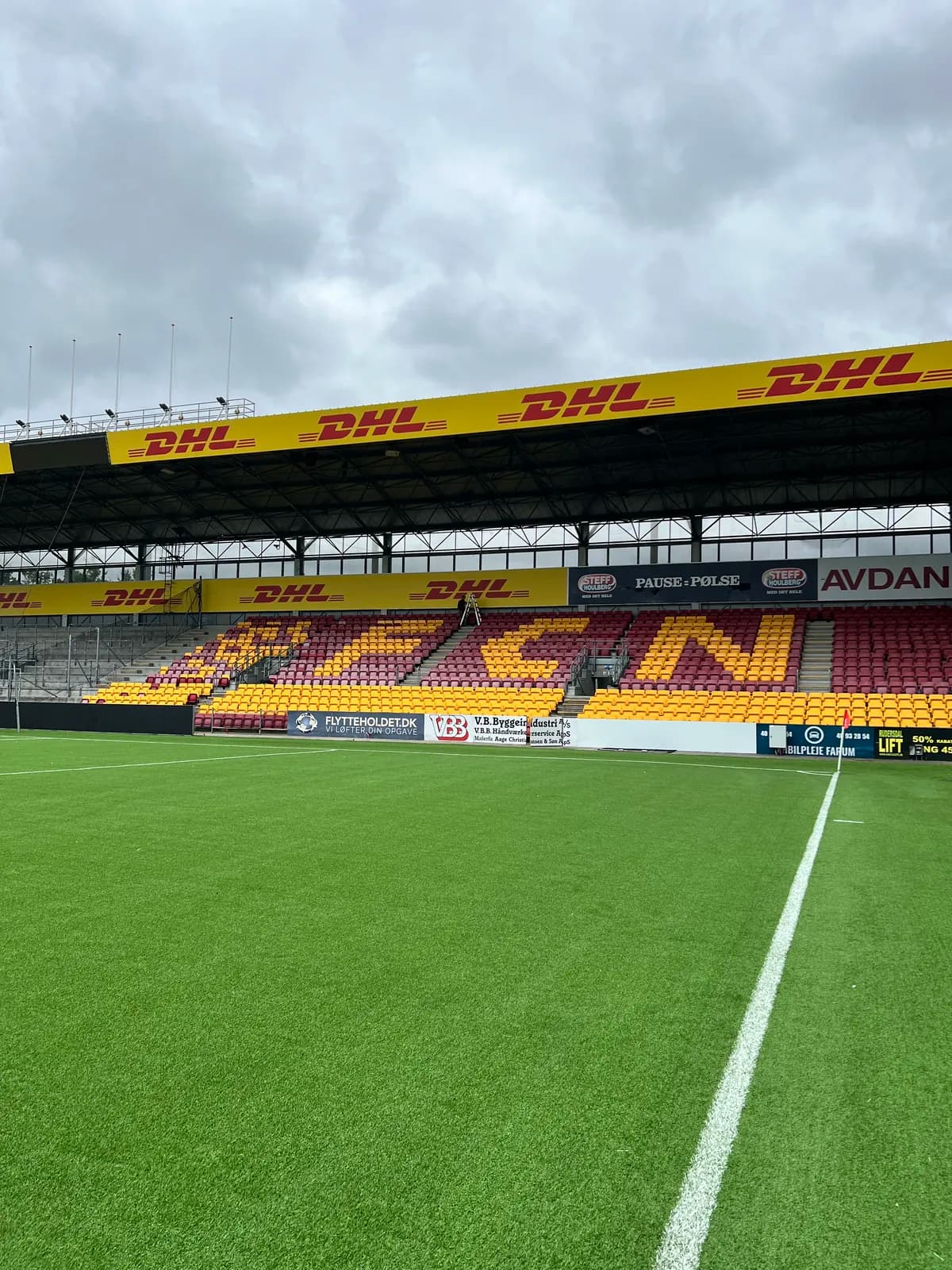 DHL-bannere monteret langs hele tribunen på Right to Dream Park i Farum