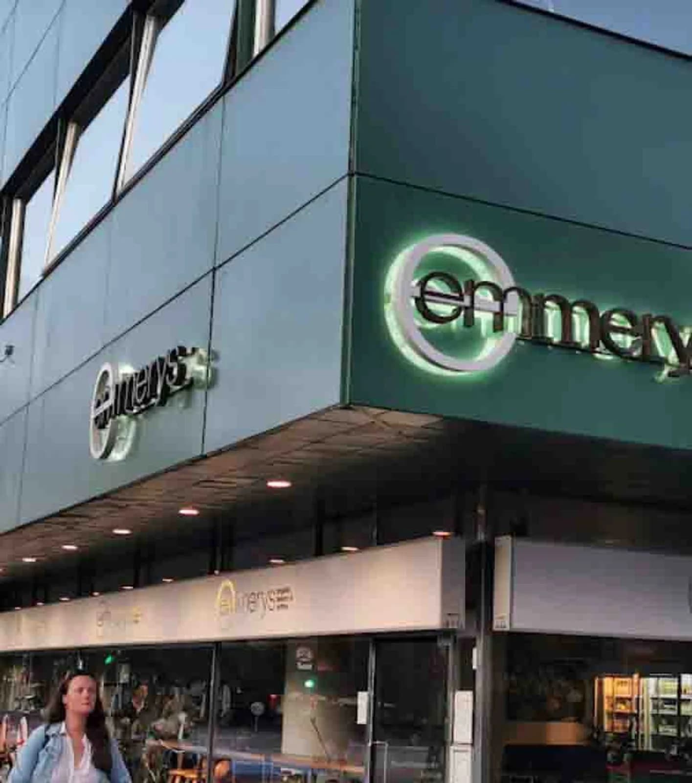 Bagudlyste facadebogstaver med halo-effekt til Emmerys